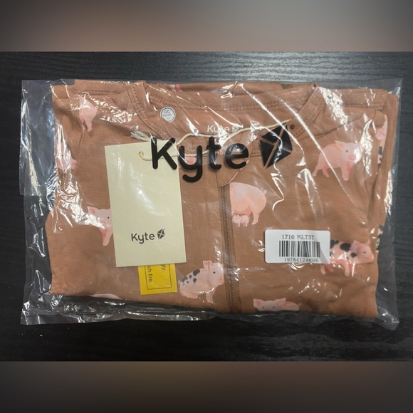 NWT Kyte Baby Bamboo Pig Zip Romper - Size 3T - Picture 1 of 2